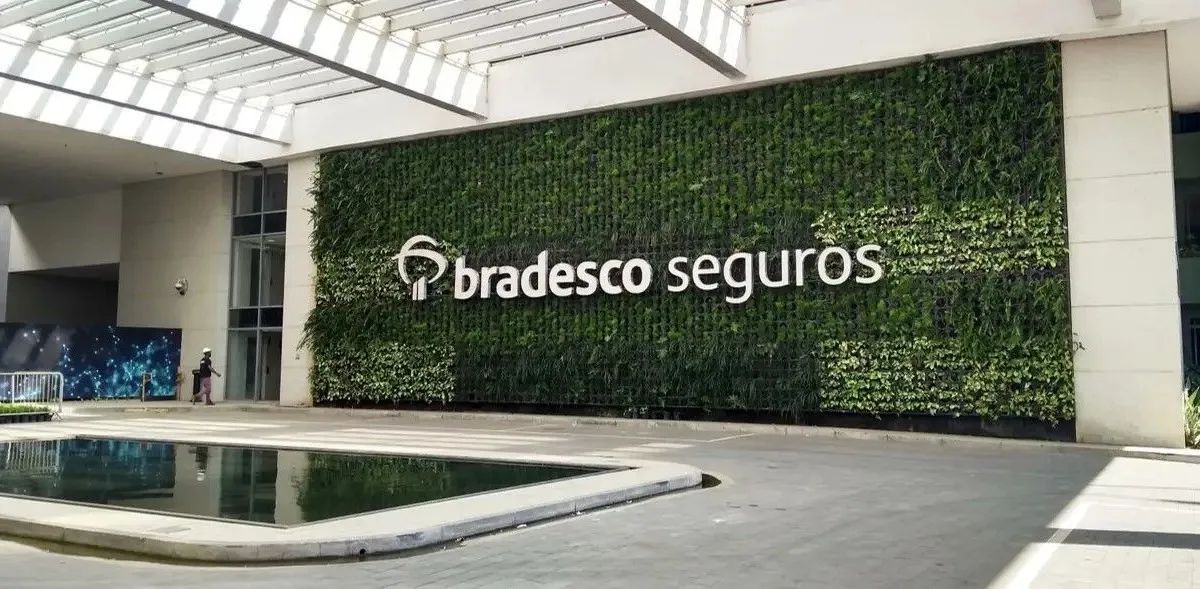 Logo da Bradseg sobre fachada de prédio do Bradesco