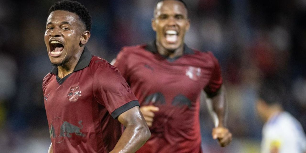 Jogadores do Bragantino comemorando gol contra o Cruzeiro