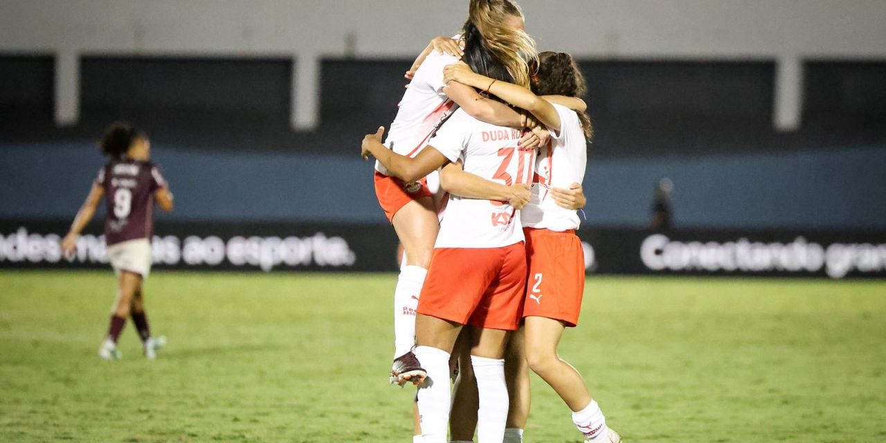 Jogadoras do Bragantino comemoram gol na Arena da Fonte Luminosa