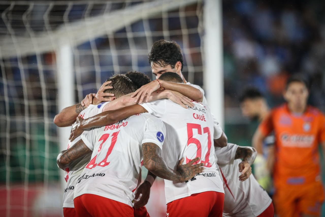 Jogadores do Bragantino comemoram gol contra o Blooming