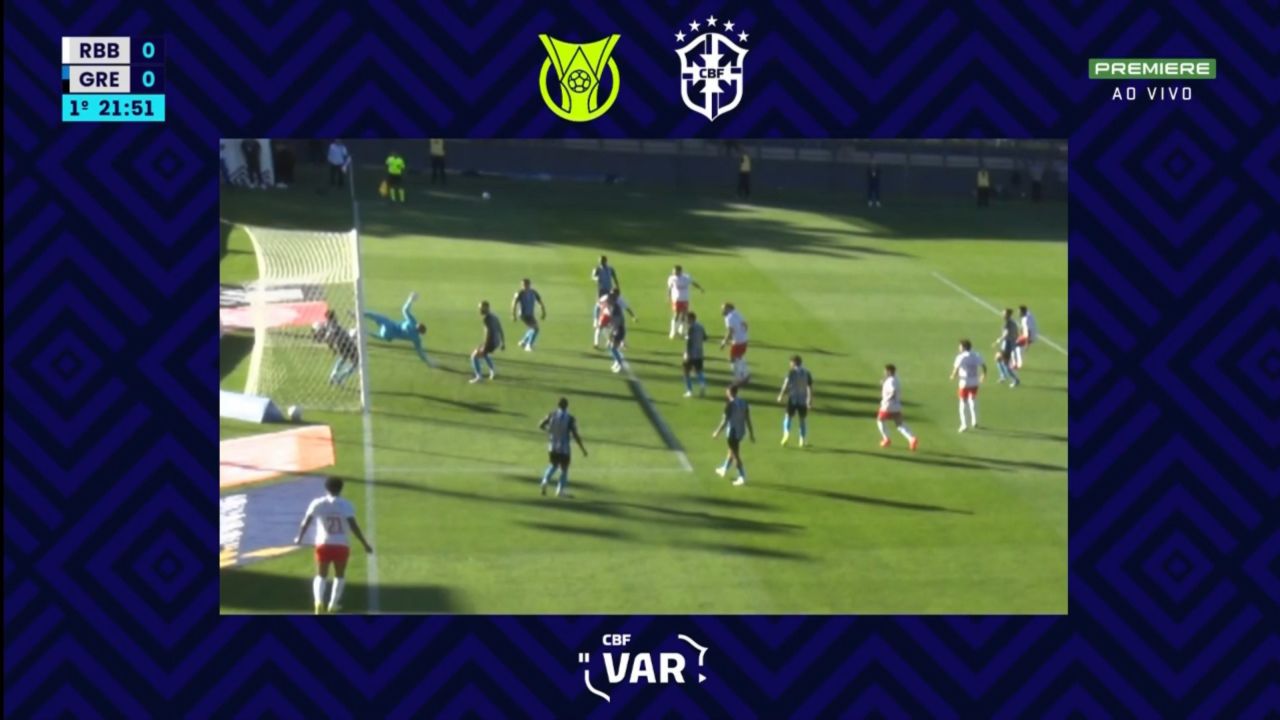 Wallace salva em cima da linha após cabeçada de Herrera