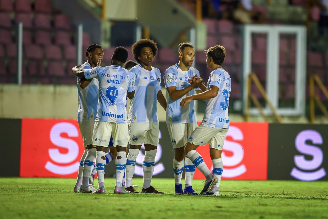 Braithwaite comemorando gol pelo Grêmio