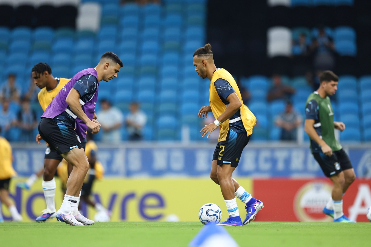 Braithwaite em aquecimento com colegas