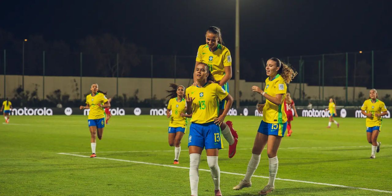 Jogadoras do Brasil comemoram a classificação nos pênaltis