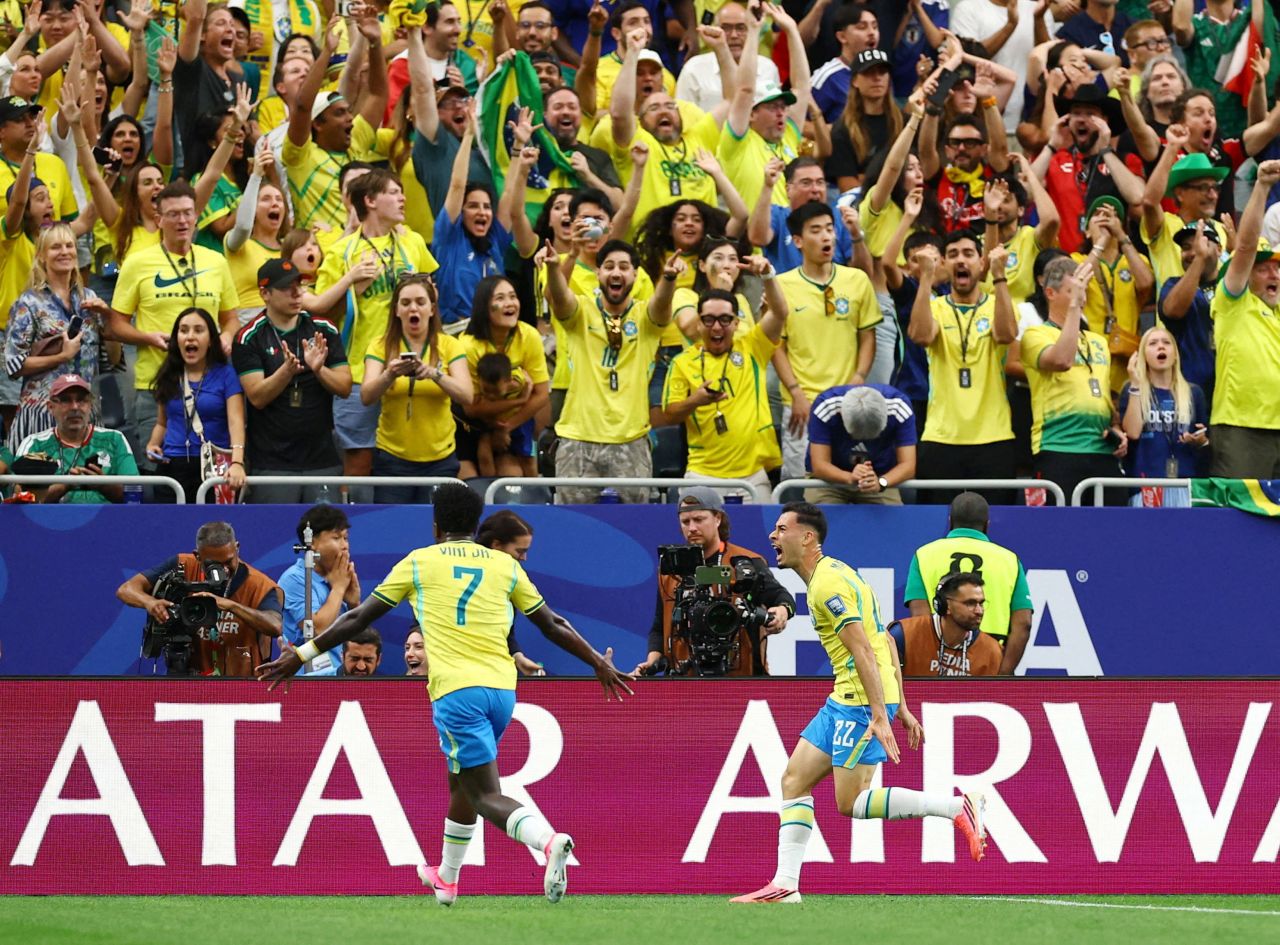 Martinelli comemora gol da virada contra o Japão