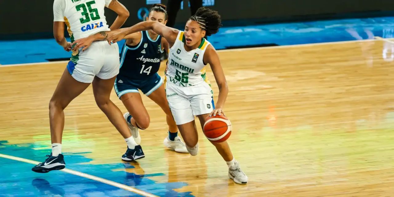 Jogadoras do Brasil comemoram vitória sobre a Argentina