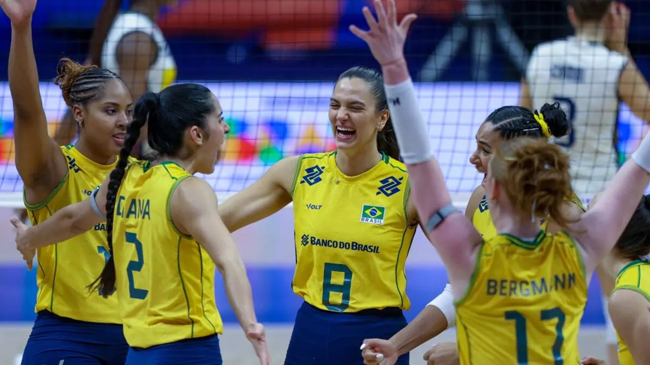 Jogadoras da seleção feminina durante Brasil x Bélgica na VNL