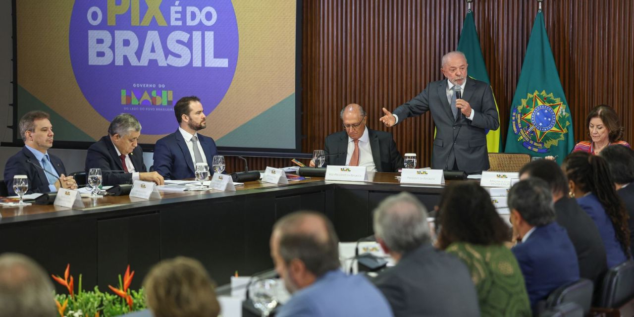 Lula em reunião ministerial no Palácio do Planalto