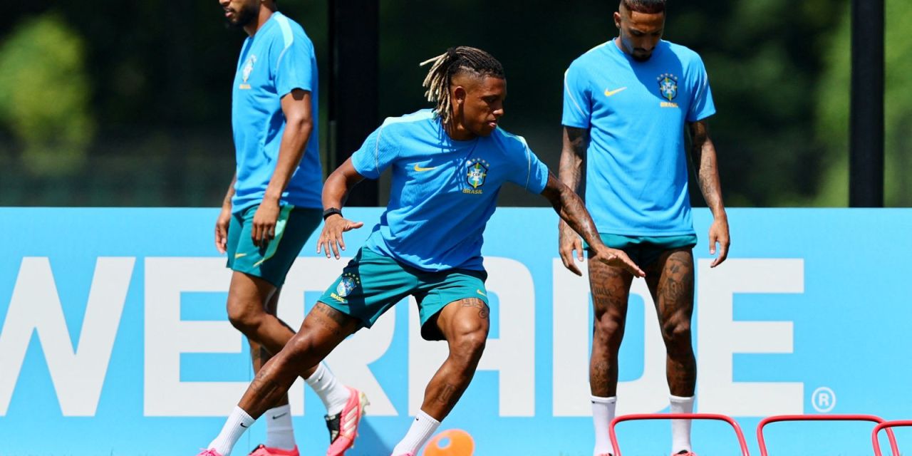 Jogadores da seleção brasileira durante treino antes da Copa