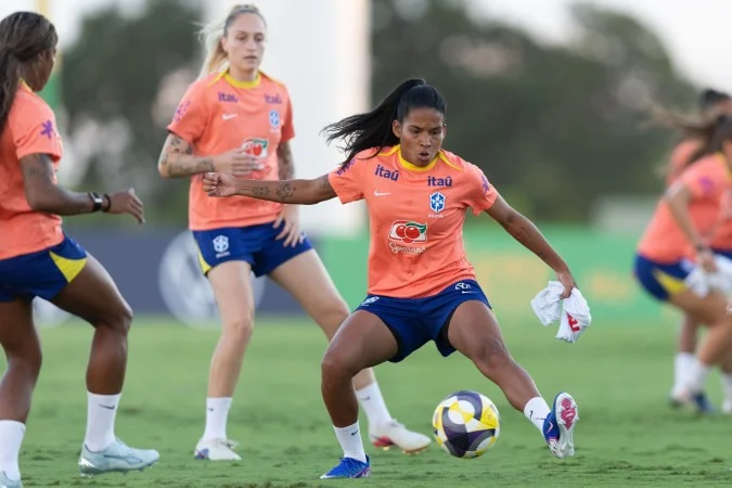 Marília em ação durante treino com a seleção feminina