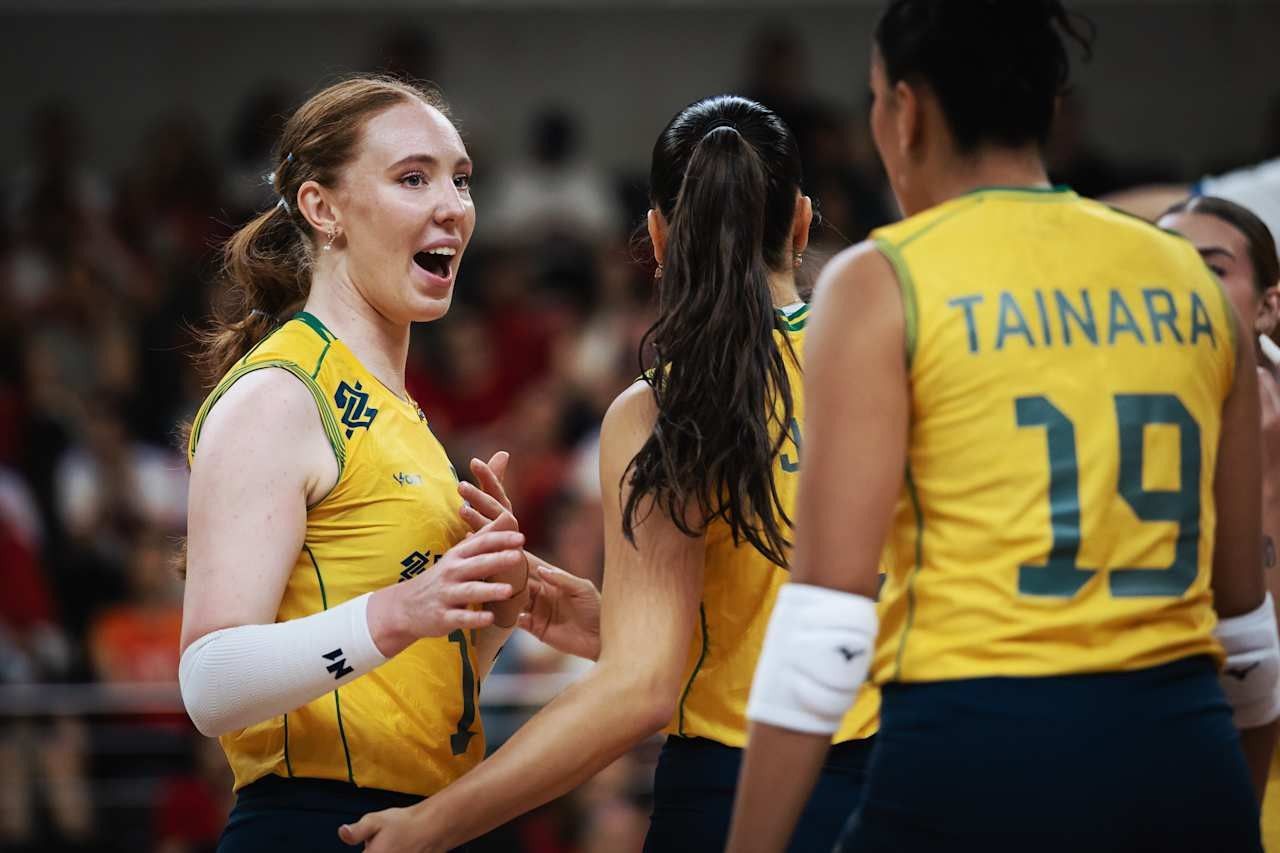 Seleção brasileira de vôlei feminino em ação contra a Tailândia