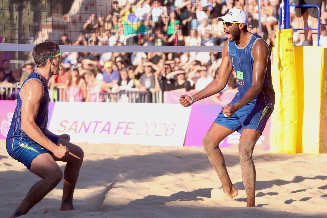 Duplas brasileiras comemoram ouro no vôlei de praia