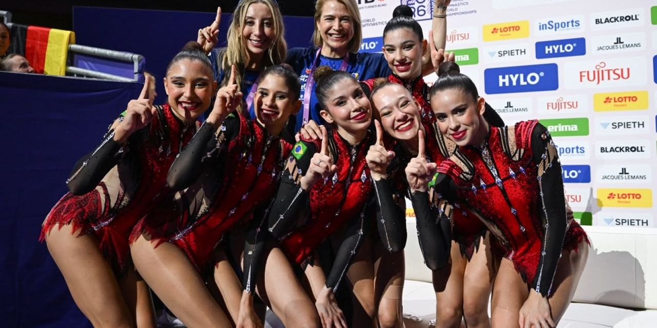 Conjunto brasileiro de ginástica rítmica em apresentação