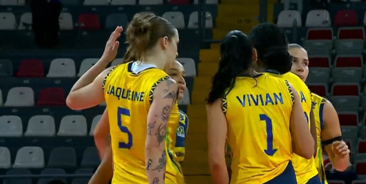 jogadoras brasileiras comemoram ponto contra a bolívia em voleibol