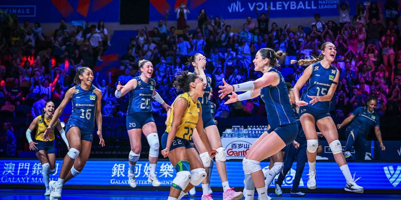 Jogadoras do Brasil comemoram ponto contra a Itália em Macau