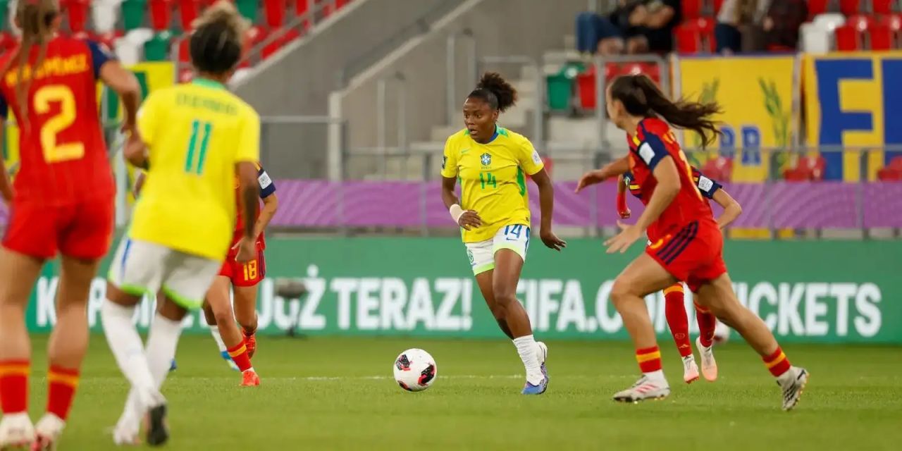 Jogadoras brasileiras cabisbaixas após derrota para a Espanha
