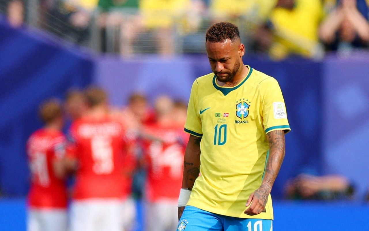 Seleção brasileira em campo contra a Noruega