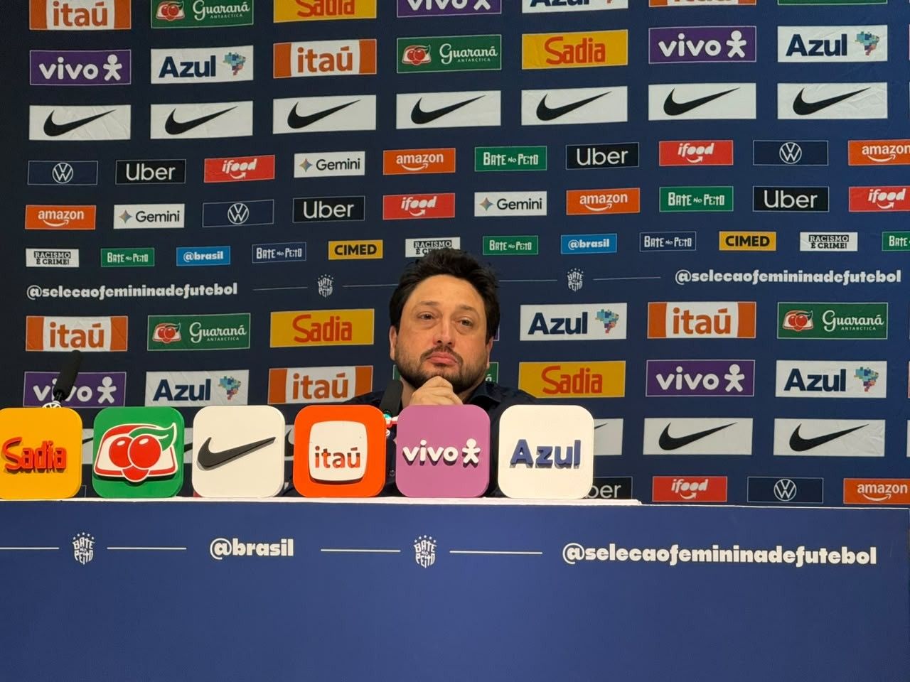 Arthur Elias durante entrevista após o empate Brasil 2 a 2 Argentina
