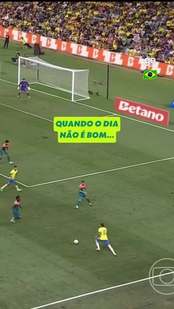 Jogadores do Brasil e da Austrália disputam bola em Townsville