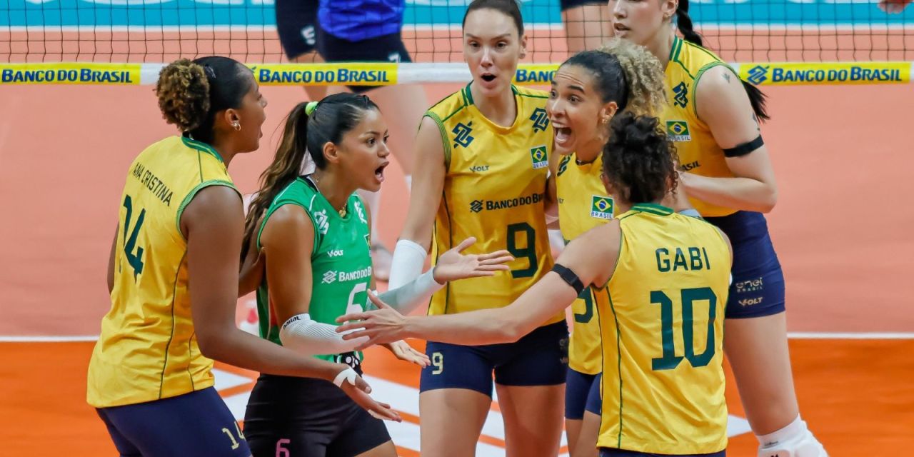 Jogadoras da seleção feminina de vôlei comemoram ponto em quadra
