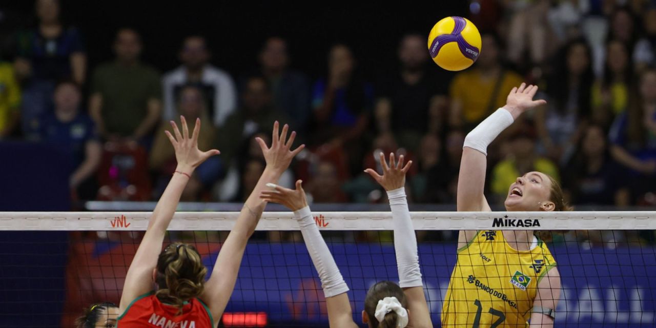 Seleção feminina de vôlei em ação no Ginásio Nilson Nelson