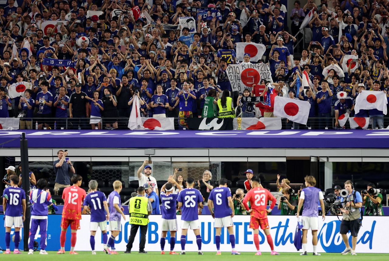 Jogadores do Brasil e do Japão em confronto durante partida