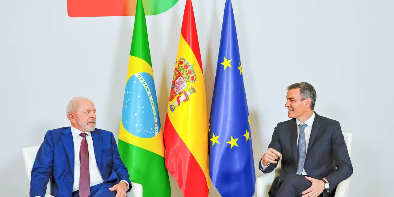 Lula e Pedro Sánchez assinando acordos na cúpula em Barcelona