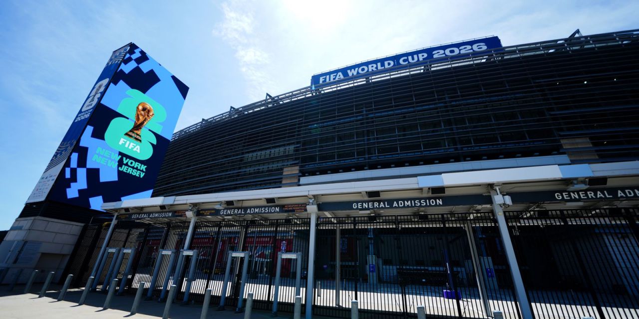 MetLife Stadium em dia com céu pouco nublado