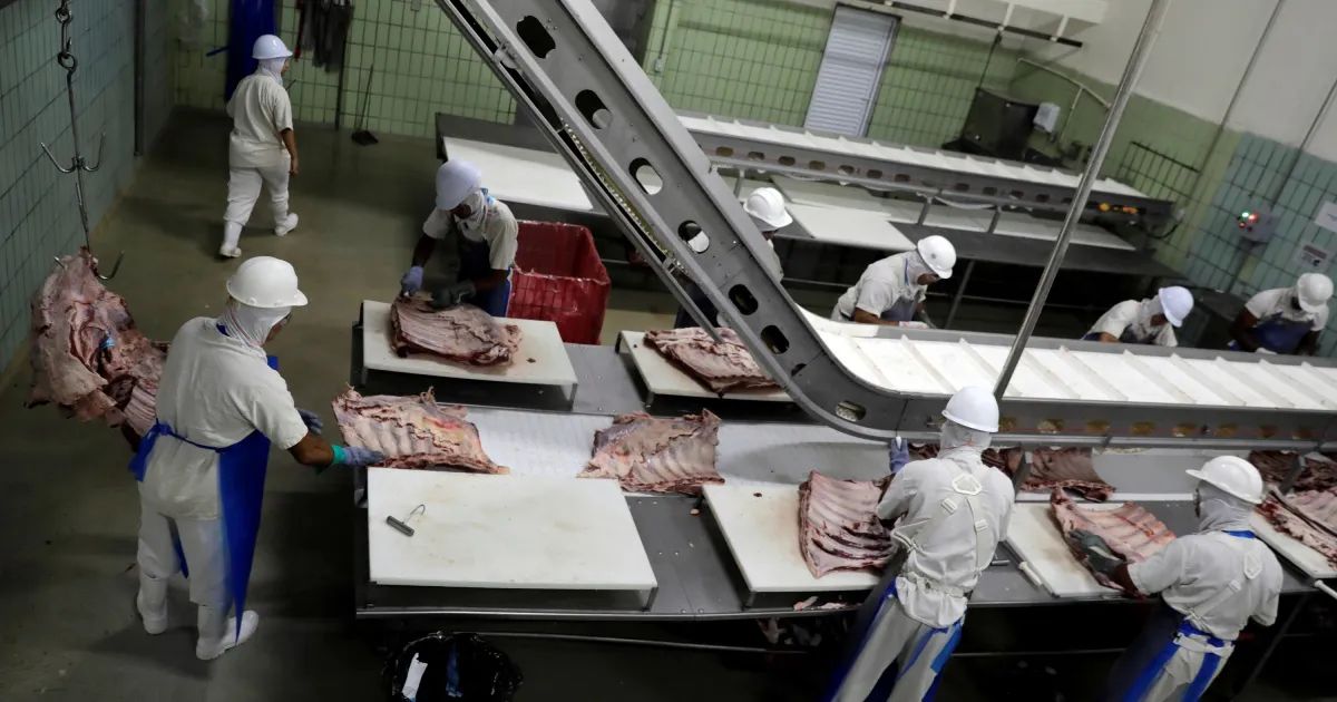 Frigorífico com caminhões de transporte de carne