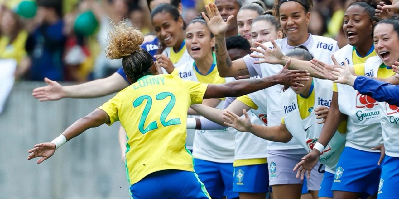 Jogadoras da seleção feminina comemoram gol no Beira-Rio