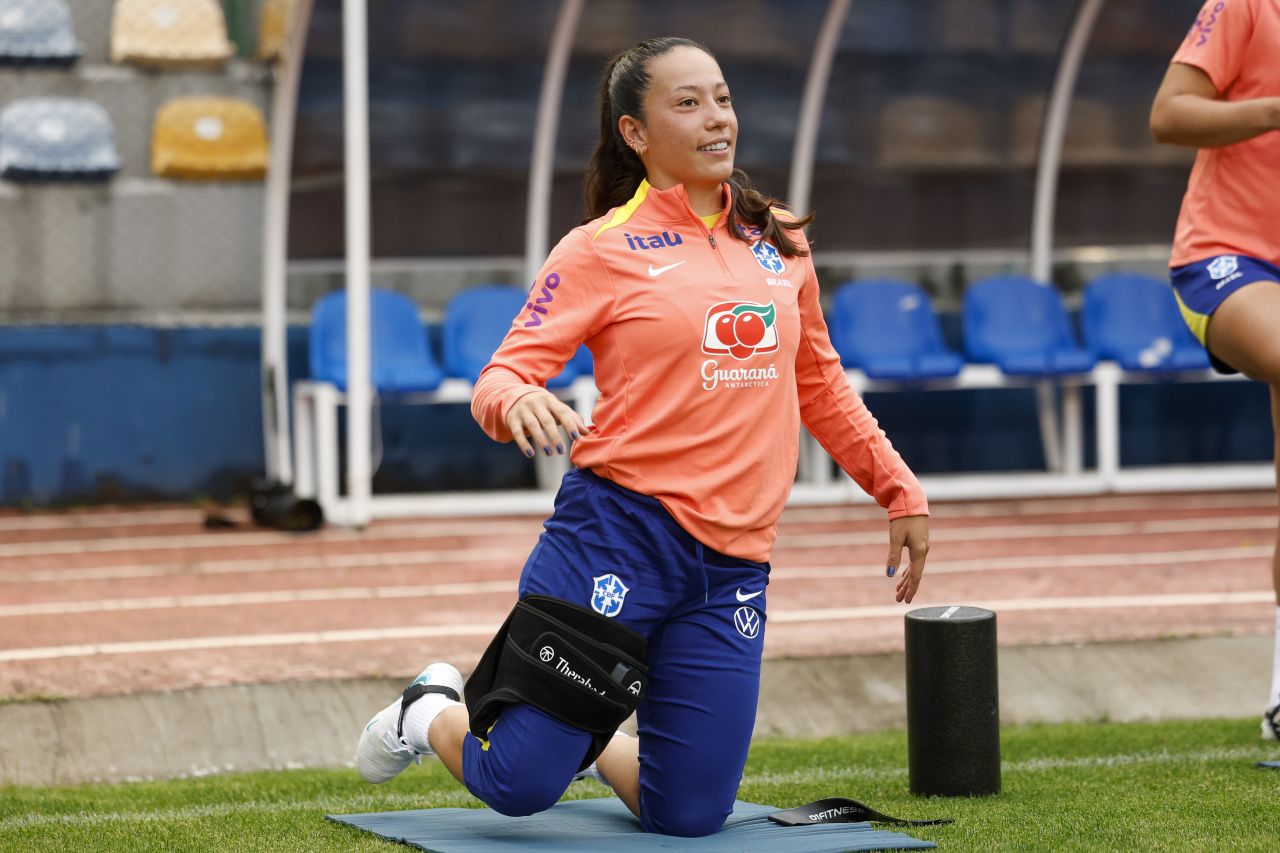 Bruninha durante treino da seleção