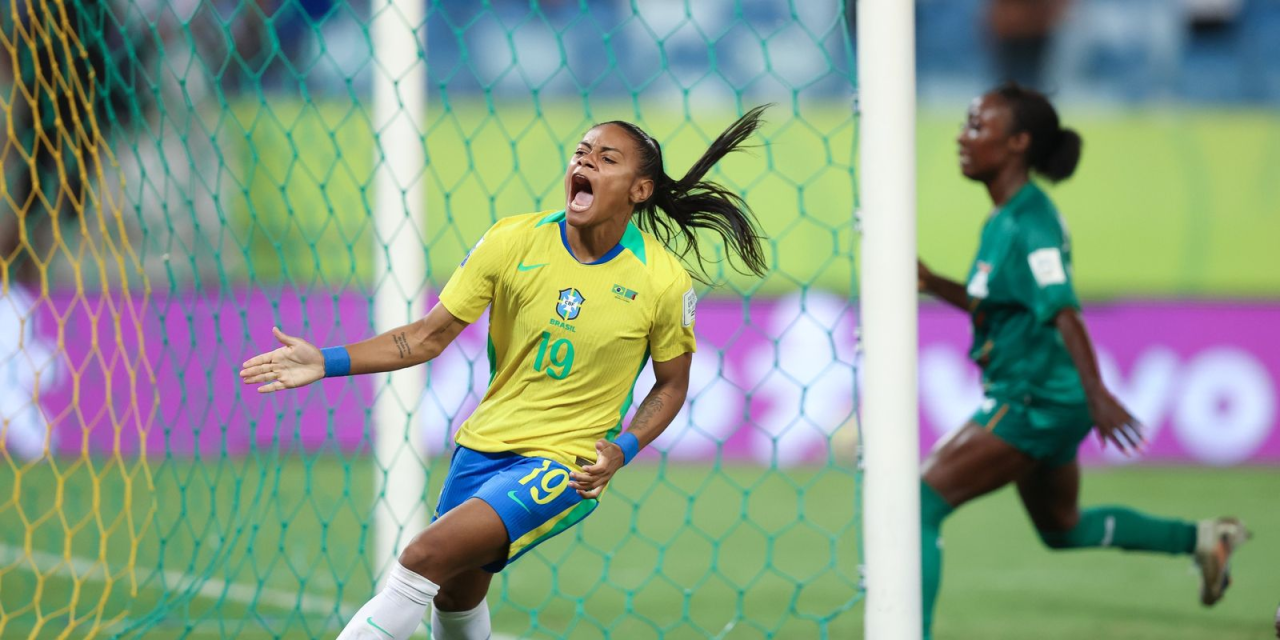 Jogadoras brasileiras celebram gol na Arena Pantanal