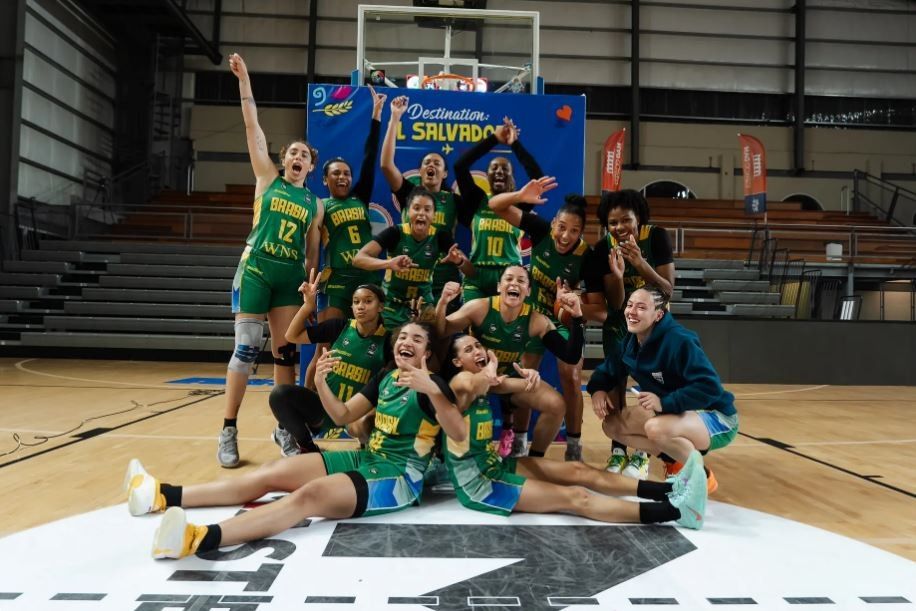 Jogadoras brasileiras comemoram classificação após vitória sobre Paraguai