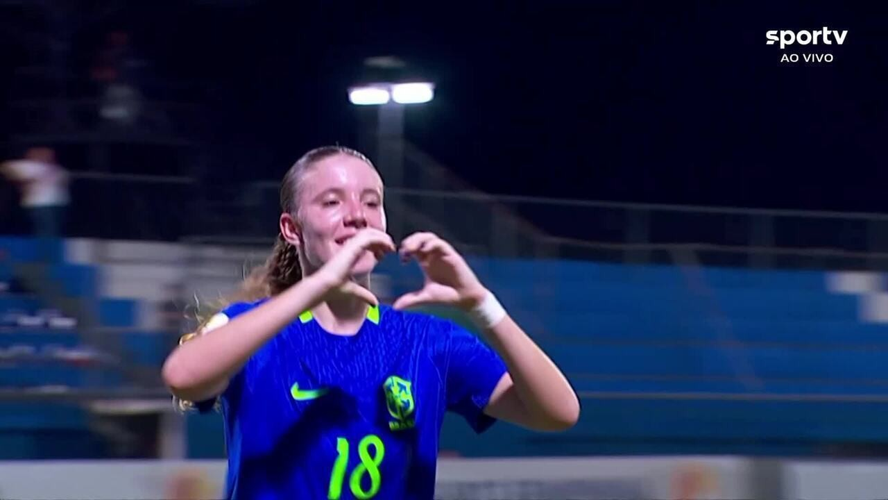 Marcela comemora gol na partida Brasil x Peru Sub-17