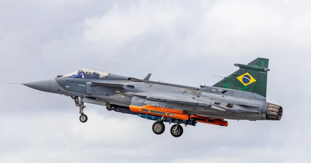 Caça Gripen em voo