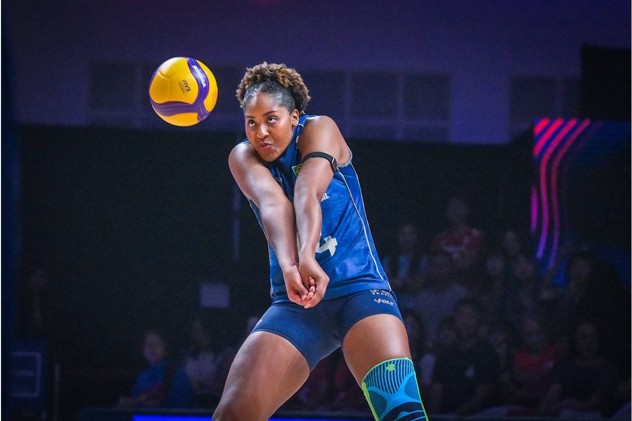 Ana Cristina em ação durante Brasil x Japão pela VNL