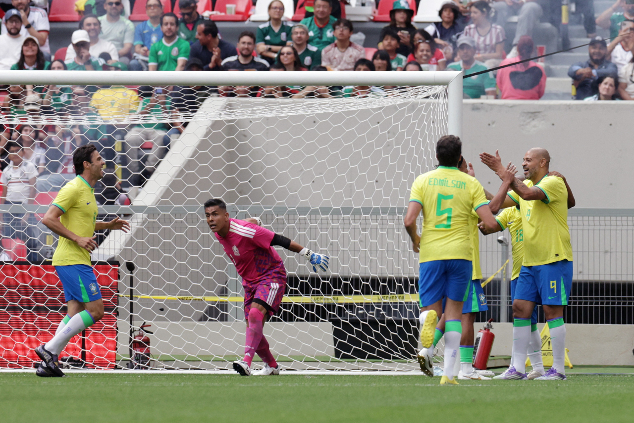 Adriano comemora gol durante partida Brasil Legends x México Legends no Estádio Azteca