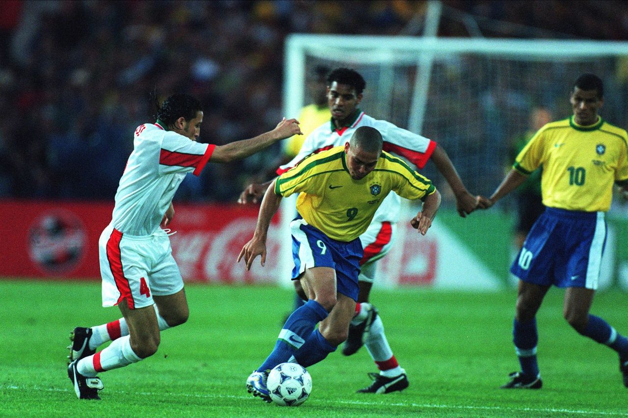 Ronaldo sendo marcado por defensores marroquinos na Copa de 1998