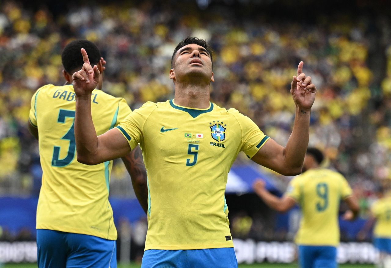 Casemiro celebrando gol de cabeça contra o Japão