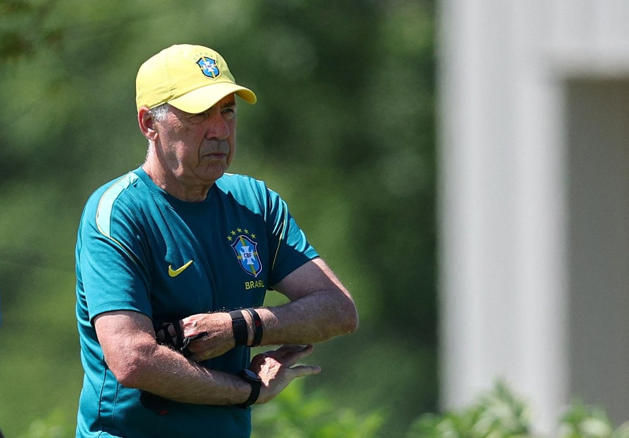 Carlo Ancelotti no treino da seleção brasileira