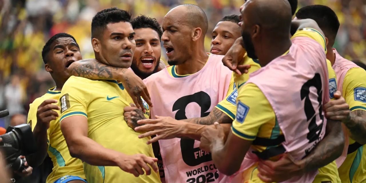 Jogadores da seleção brasileira comemoram gol contra o Japão