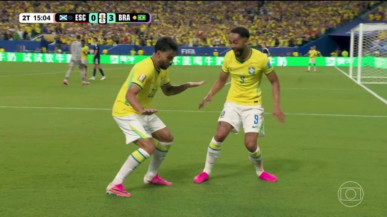 Torcida brasileira assistindo a jogo em fan fest