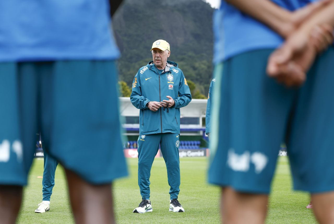 Treino da seleção brasileira com Ancelotti supervisando