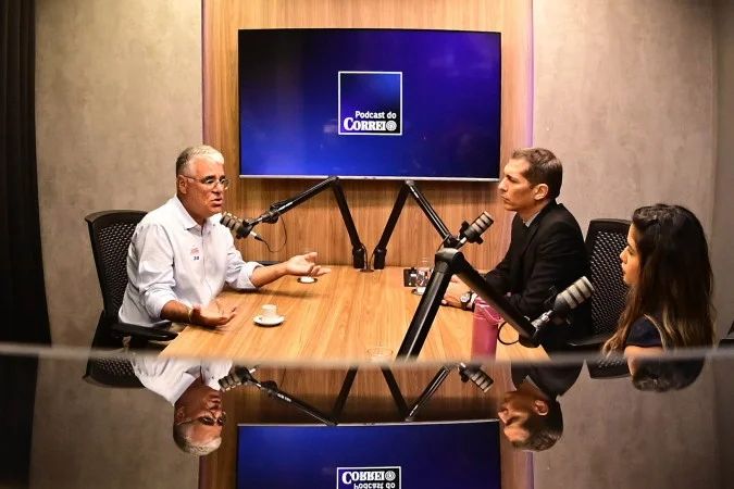 Senador Eduardo Girão durante entrevista em podcast