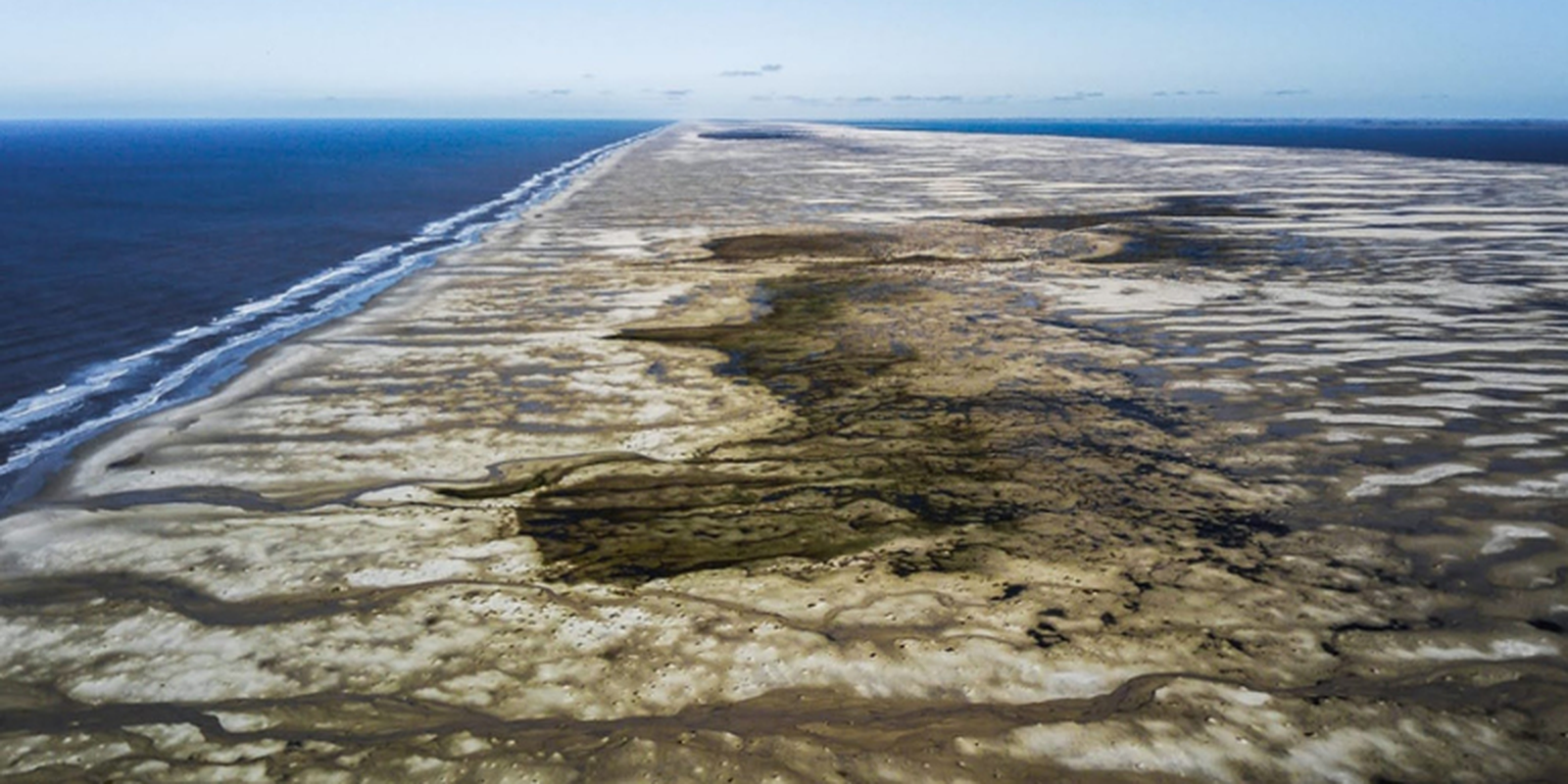 Bandeira do Brasil e mapa do Atlântico Sul