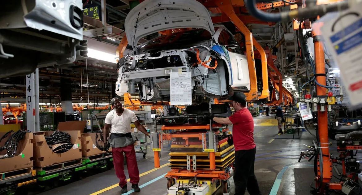 Maquinário industrial ao lado de placas de circuito eletrônico