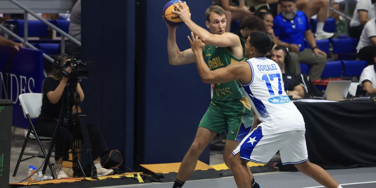 Jogadores da seleção brasileira de basquete 3x3 em ação
