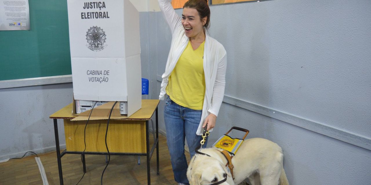 Eleitores com deficiência aguardando atendimento eleitoral