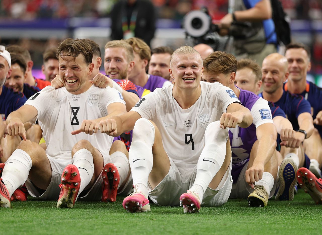 Jogadores noruegueses e torcida fazendo remada viking