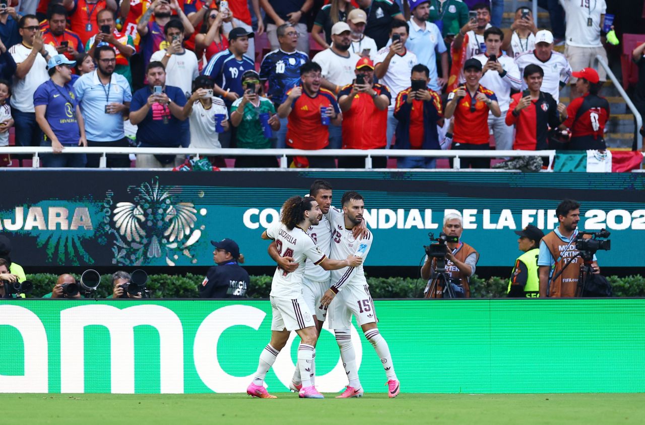 Alex Baena marca gol da Espanha contra Uruguai